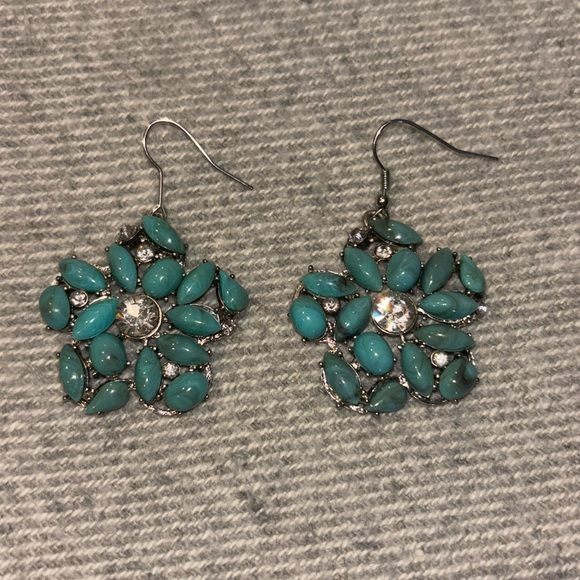 FREE!! With any purchase from my closet. Turquoise and crystal flower earrings - Picture 2 of 3